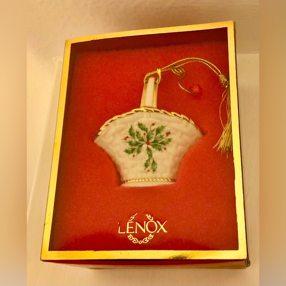Lenox Holiday Holly Berry Basket 2010 Miniature Porcelain Christmas Decoration